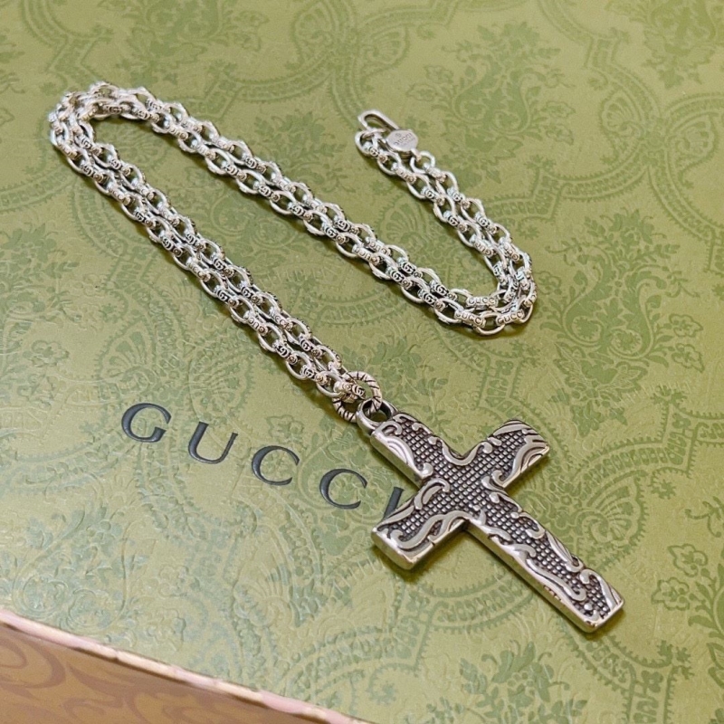 G*u*i necklaces